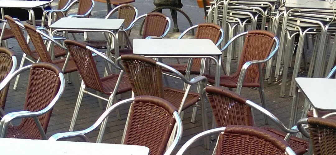 Mesas de una terraza en Getafe