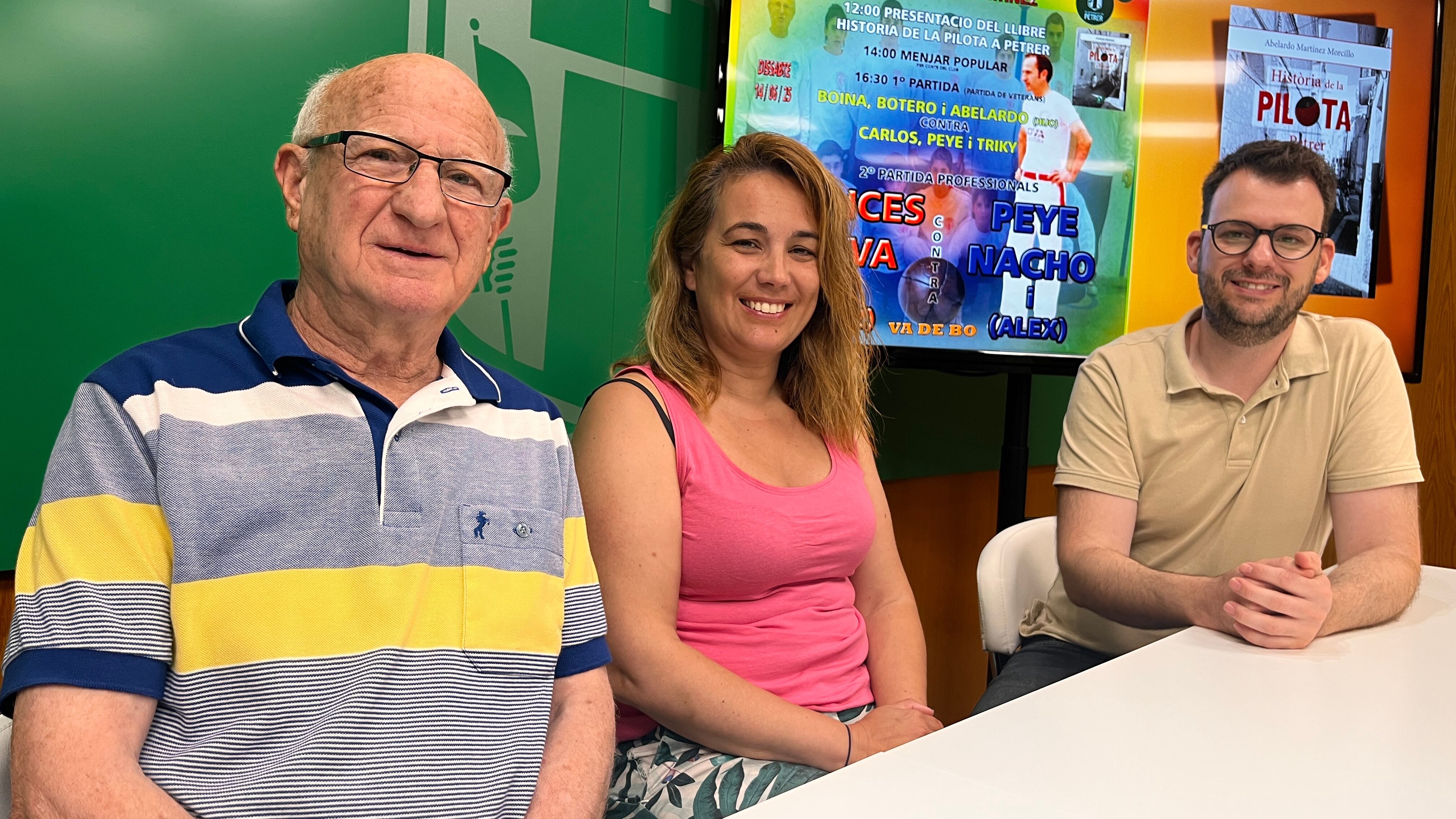 El autor del libro, Abelardo Martínez, con los concejales Patricia Martínez y Fernando Portillo