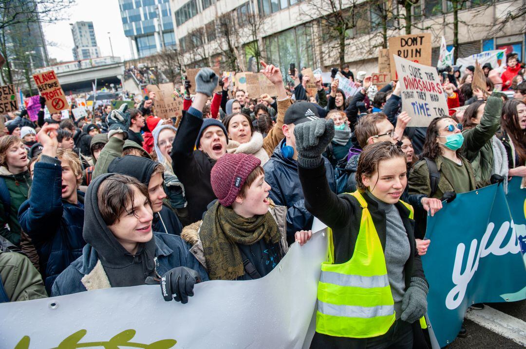 Cada jueves los estudiantes belgas toman las calles de Bruselas para protestar contra el cambio climático; los viernes los estudiante suecos se concentran frente al parlamento de Estocolmo.