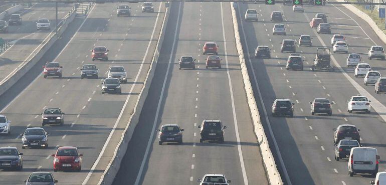 Conduce en sentido contrario hasta chocar con un vehículo de la Guardia Civil