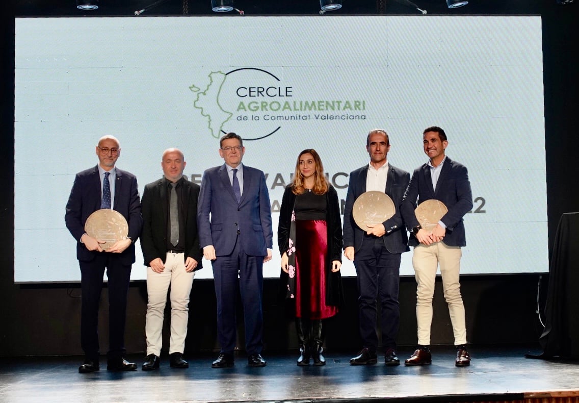 Premiados en la primera edición de los Premis del Cercle Agroalimentari con el president Ximo Puig, la consellera Isaura Navarro y el president del Cercle