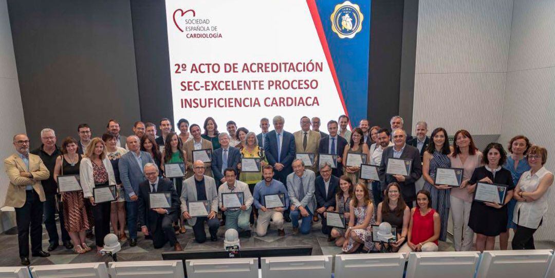 Componentes de la Unidad de Cardiología de Alcoy recibiendo una acreditación de la Sociedad Española de Cardiología