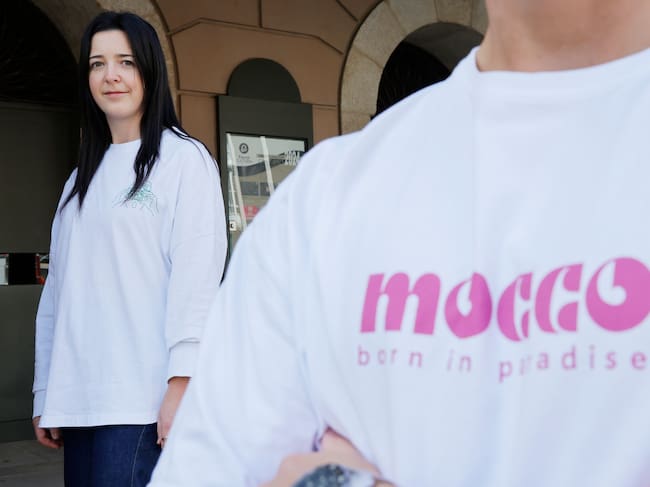 Paulina y Javier Riego dan el salto y crea Mocco Experience, una nueva marca textil que consolida la aparición de iniciativas emprendedoras a cargo de jóvenes, en ese y otros sectores en la comarca de Ferrol (foto: Kiko Delgado / EFE)