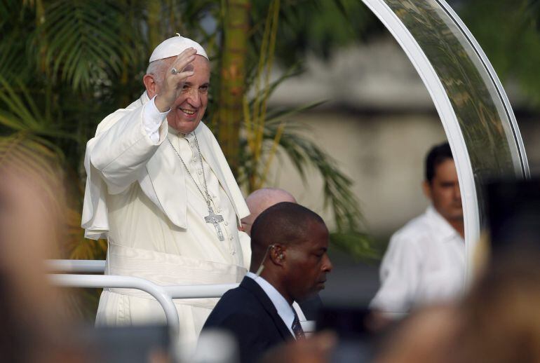 GRA360 LA HABANA (CUBA) 20/09/15.- El papa Francisco a su llegada en el pamóvil a la Plaza de la Revolución de La Habana para oficiar su primera misa en Cuba, a la que asistirán miles personas que ya están congregadas en el que se considera uno de los lug