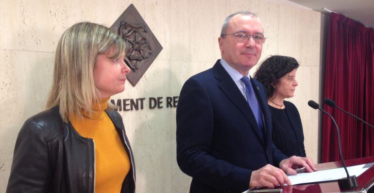 Pellicer amb la regidora d'ERC, Noemí Llauradó, i la portaveu de CDC, Montserrat Vilella. 