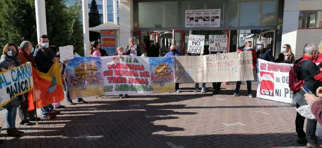 Concentración en la estación de Benalmádena en defensa del cercanías