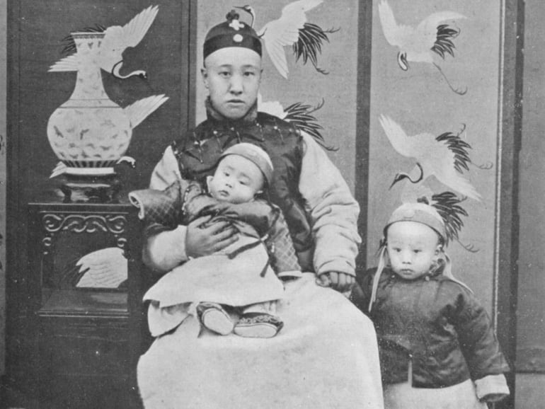 Pu-Yi (el Emperador Xuantong), con tres años, junto a su padre y su hermano pequeño