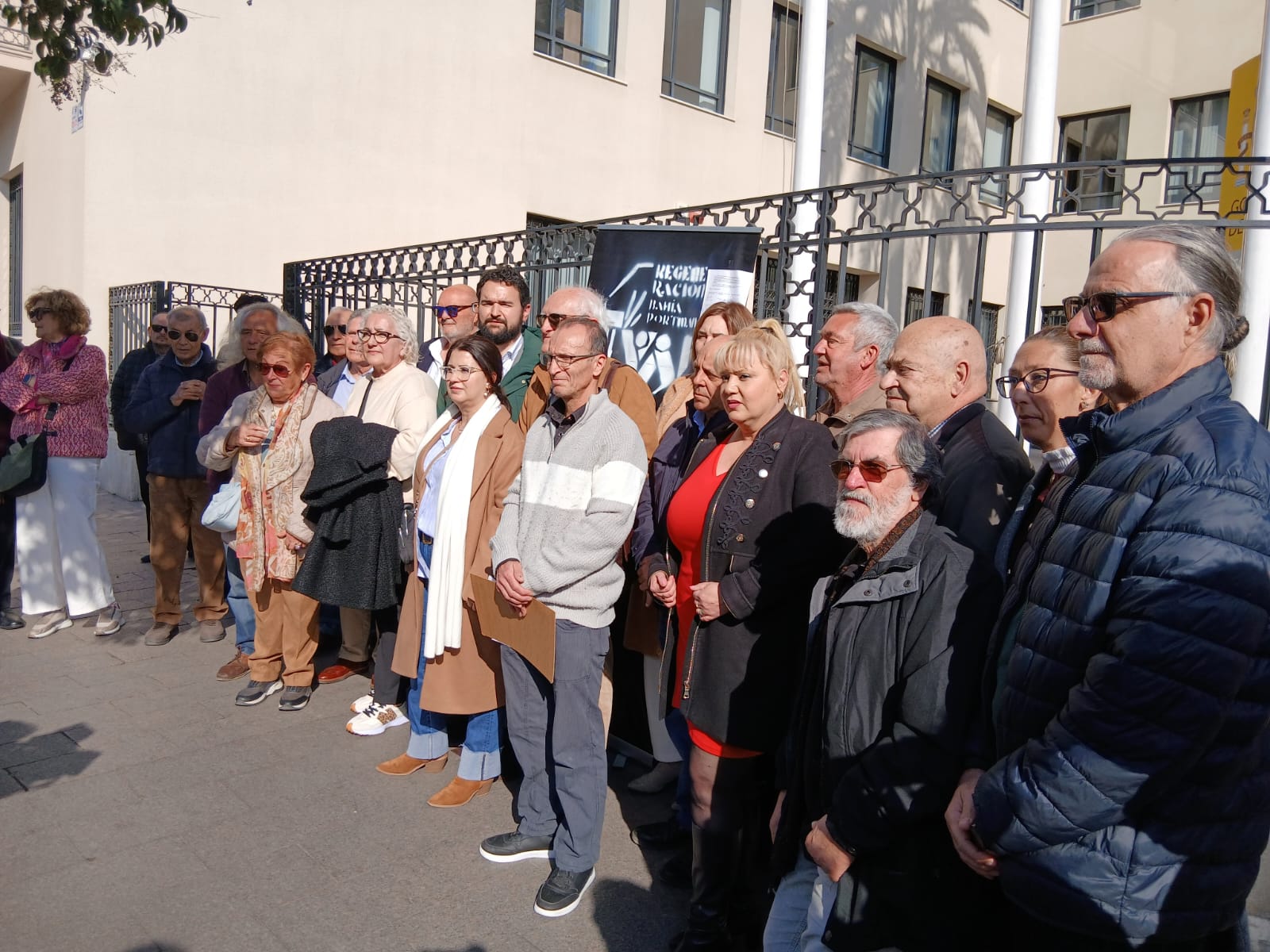 Colectivos de La Unión a las puertas de la Delegación del Gobierno en Murcia