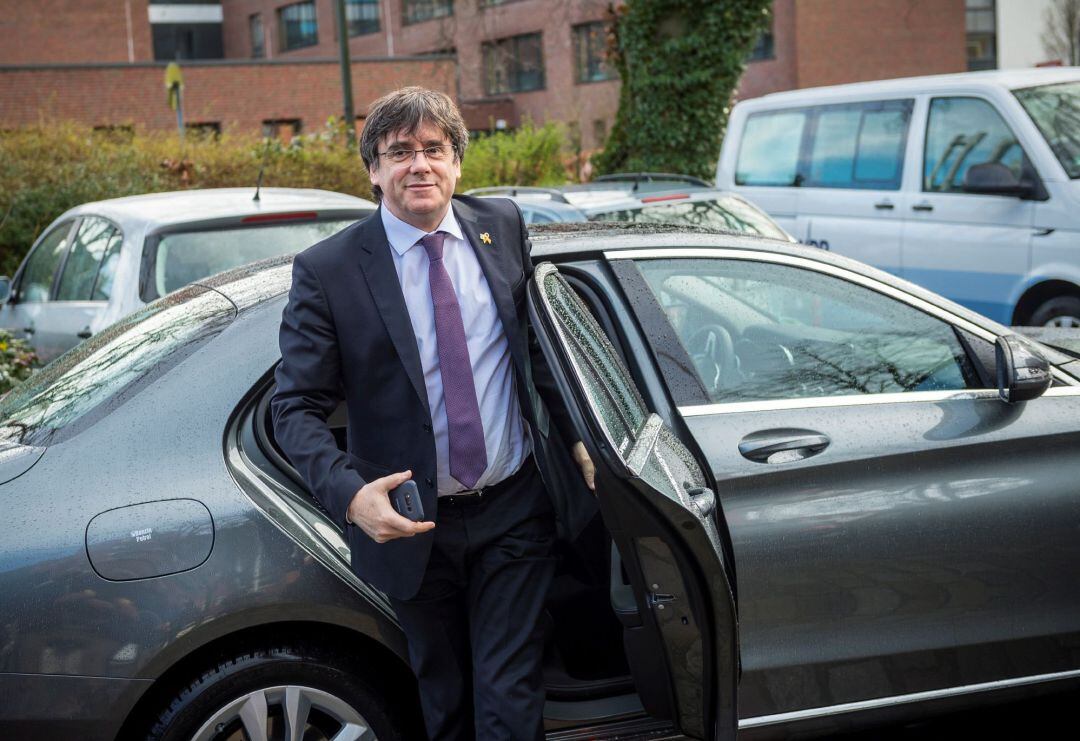 El expresidente de la Generalitat Carles Puigdemont sonríe a su llegada a la prisión de Neumünster (Alemania), este lunes, para hacer una donación a la biblioteca de la institución