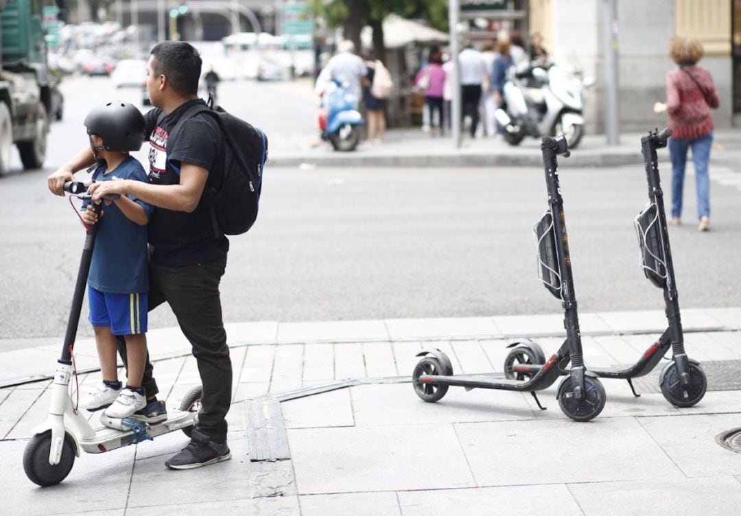 Patinetes mal aparcados