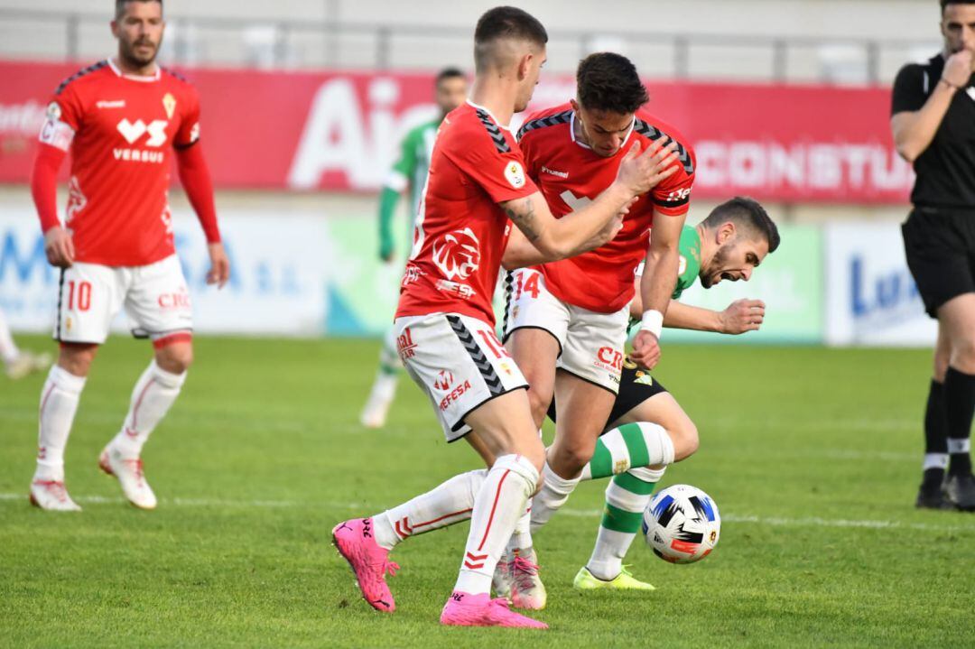 Toril y Palazón pelean un balón ante el Betis B