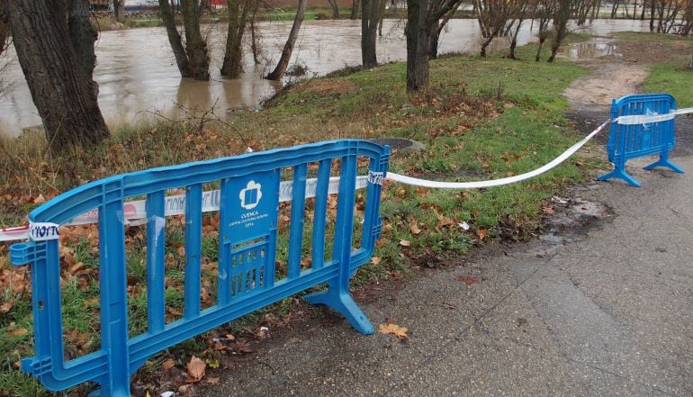 La crecida del día 13 obligó al Ayuntamiento a cerrar los accesos a las zonas fluviales