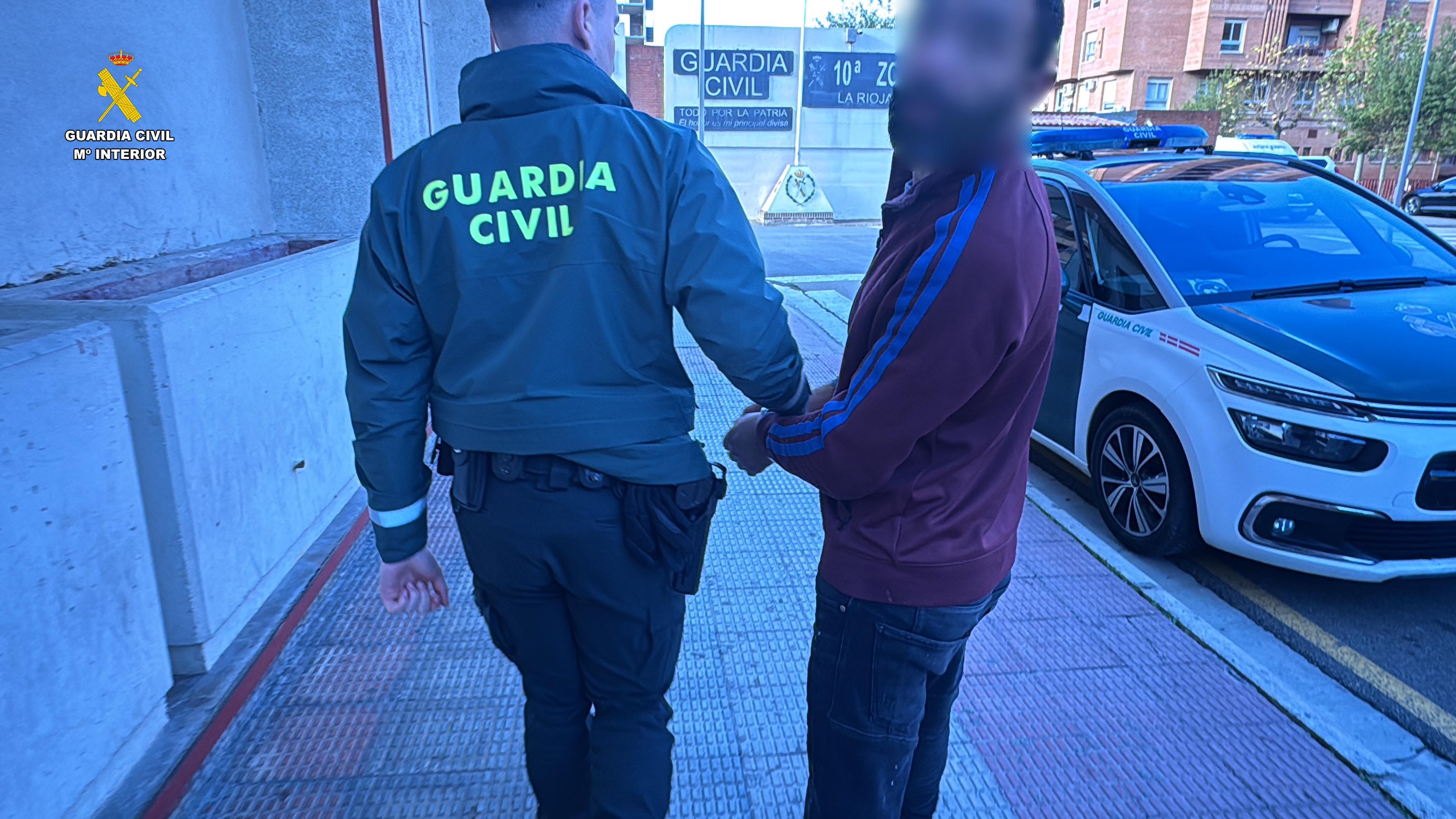 La Guardia Civil detiene a un delincuente multirreincidente dentro de una vivienda de Nájera