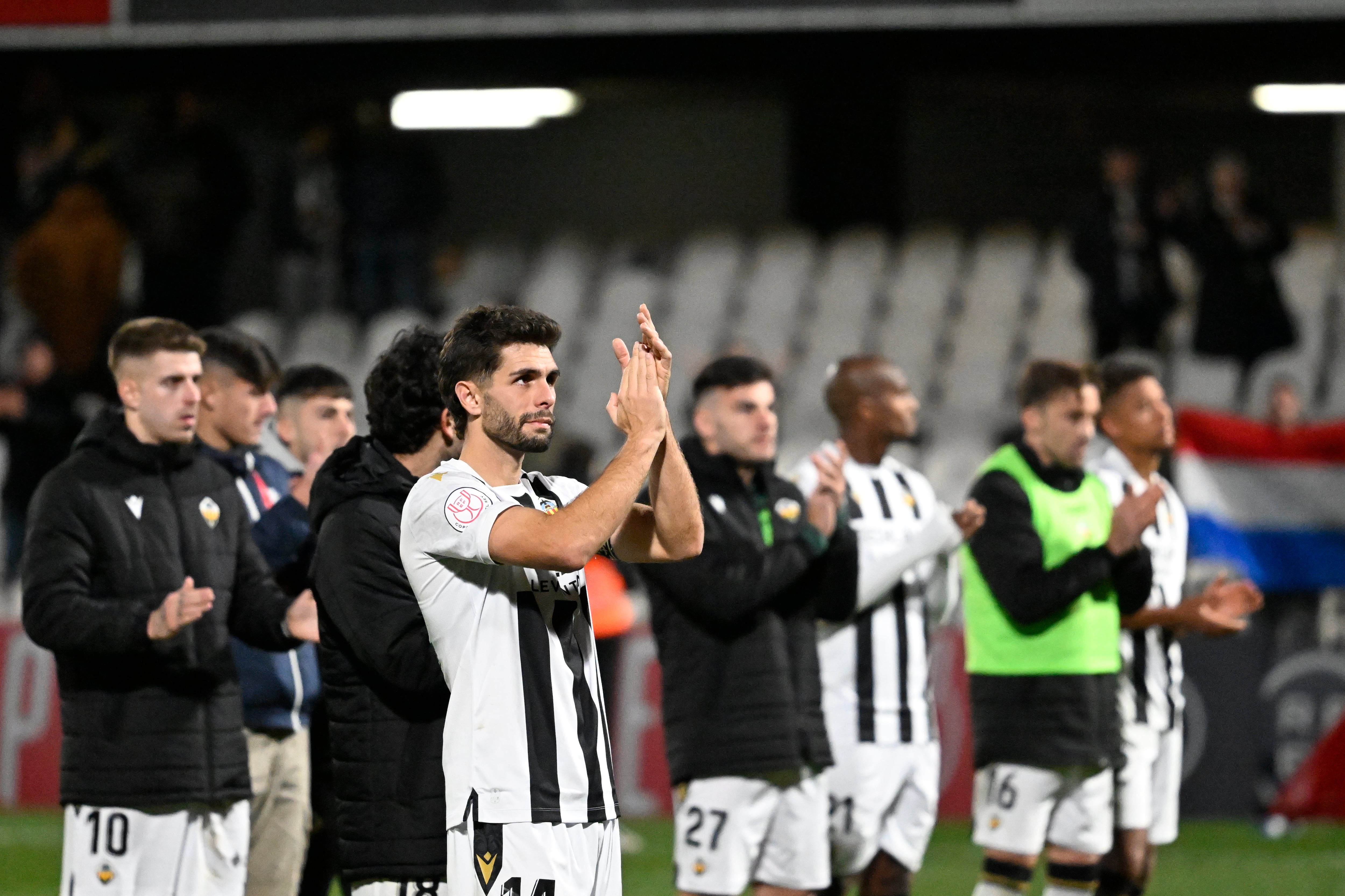 CASTELLÓN DE LA PLANA (Castellón), 07/01/2024.- Los jugadores del Castellón aplauden al término del partido de dieciseisavos de final de la Copa del Rey ante el CA Osasuna en el Estadio Municipal de Castalia. EFE/ Andreu Esteban