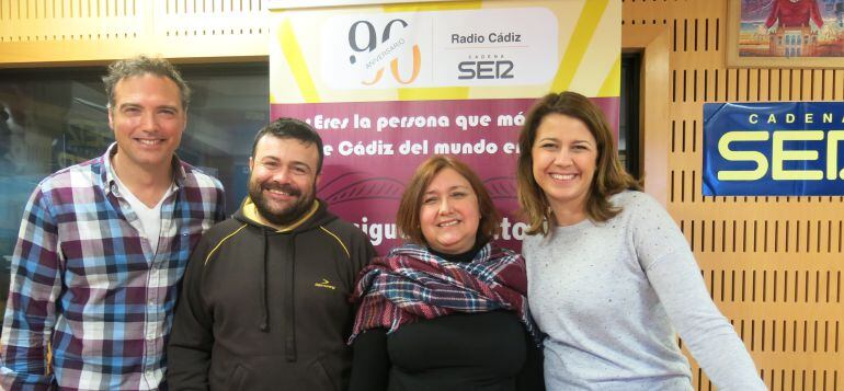 Enrique Miranda y Mirian Peralta, invitados, escoltan a los dos concursantes del programa, David y Manuela