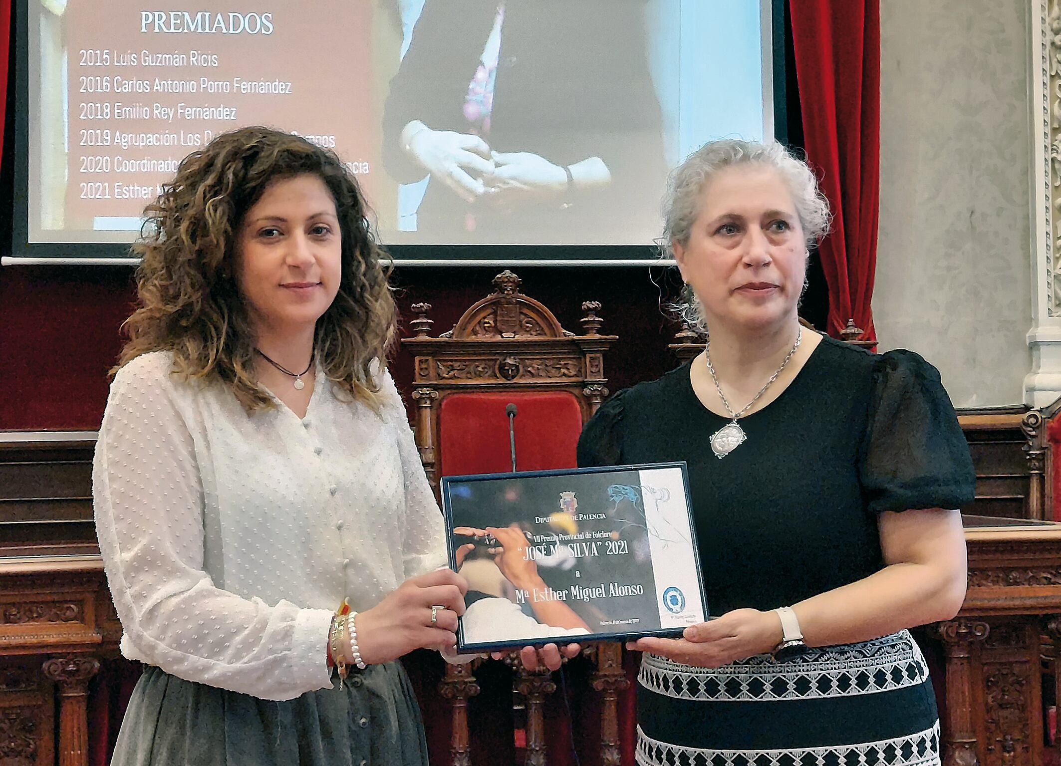 Esther Miguel recibe por sus investigaciones sobre la indumentaria tradicional el VII Premio Provincial de Folclore “José María Silva”