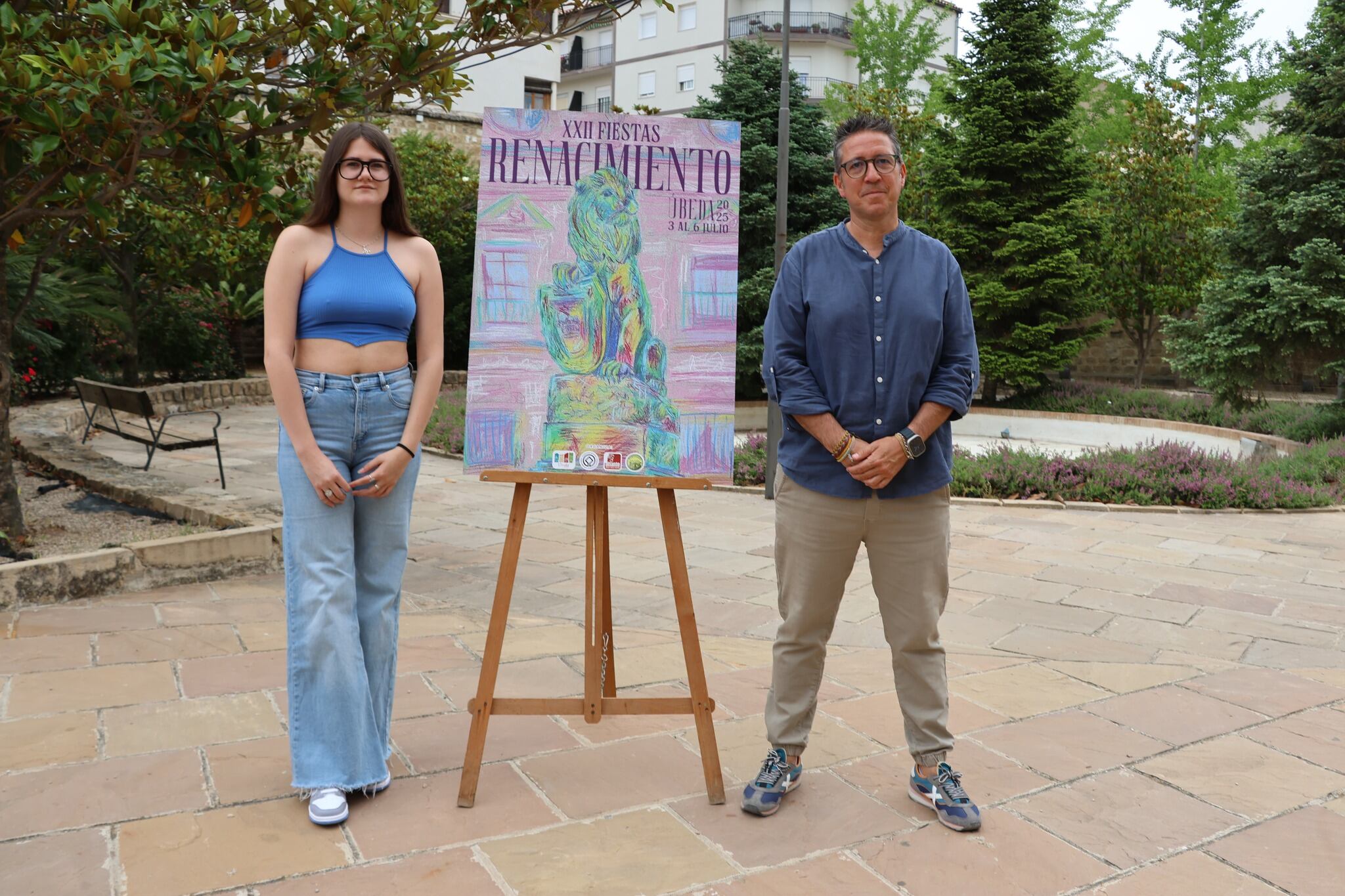 María Jiménez y el concejal de Festejos, Jerónimo García, ante el cartel ganador