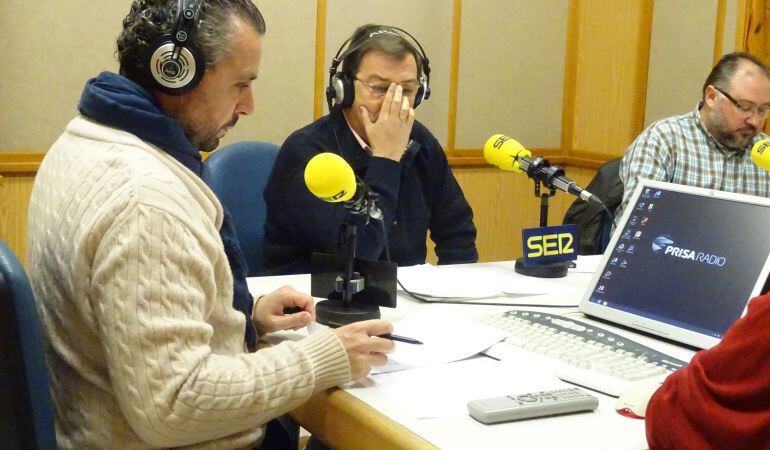 Joaquín Sáinz de la Maza, ante los micrófonos del programa Cruz de Guía