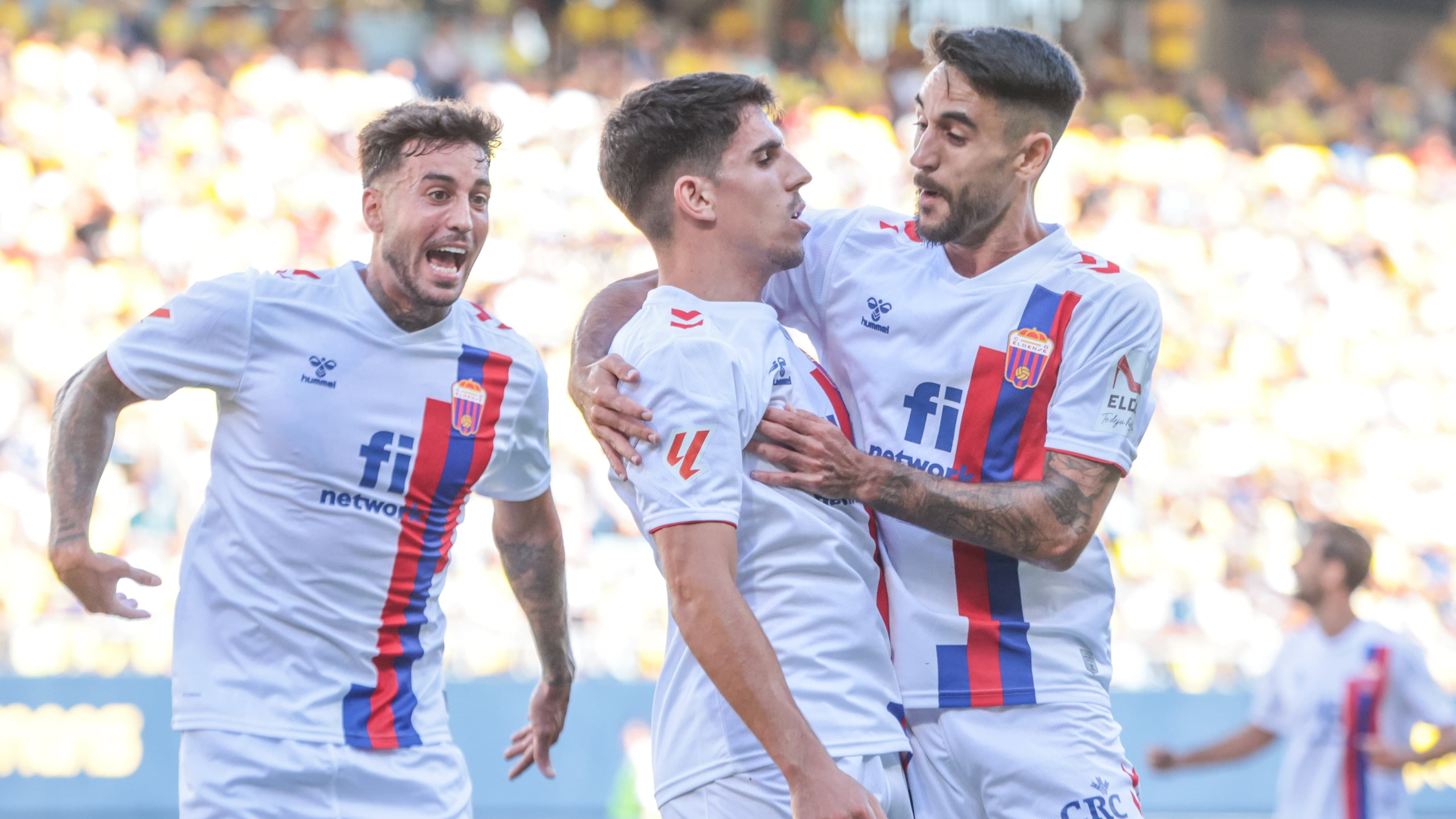 Víctor García celebra su primer gol con el Eldense