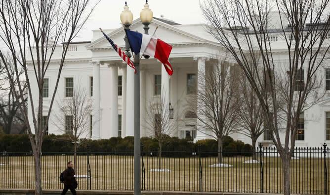 La bandera francesa ya luce frente a la Casa Blanca