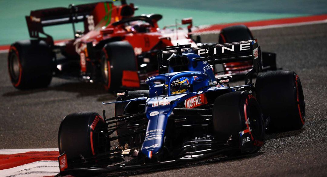 Fernando Alonso y Carlos Sainz, en el GP de Baréin que supuso el arranque del Mundial de F1 2021.