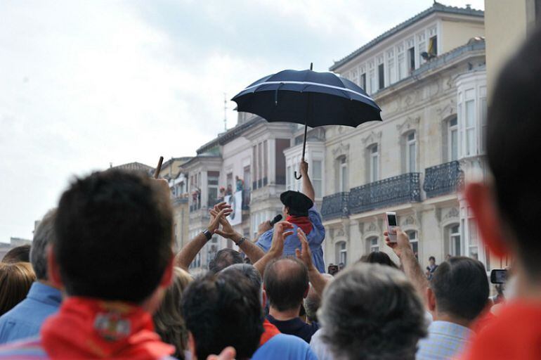 Este año 100 vitorianos disfrutarán de la bajada de Celedón desde la balconada. 