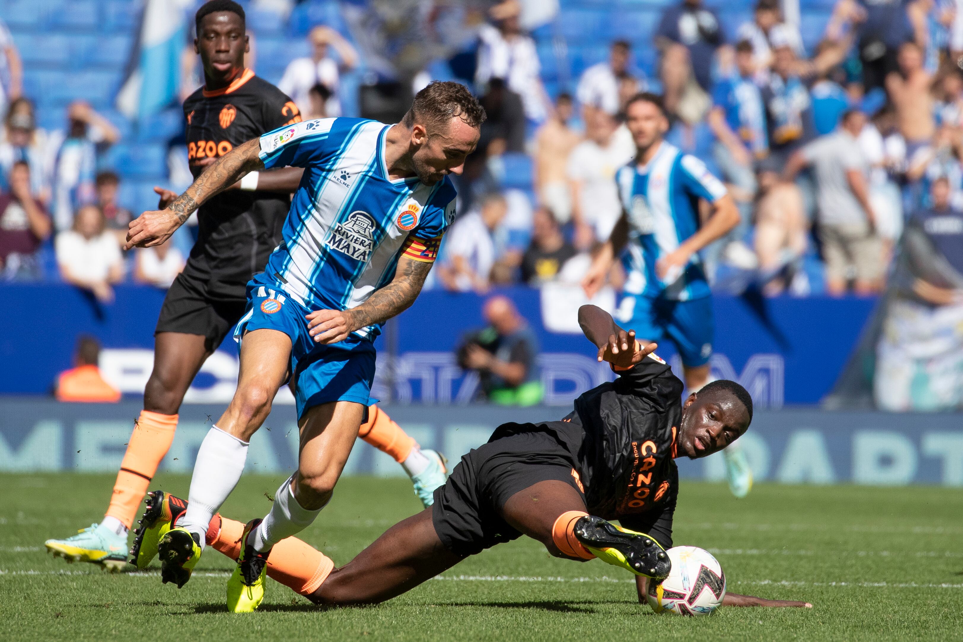 CORNELLÁ DE LLOBREGAT (BARCELONA), 02/10/2022.- El defensa Mouctar Diakhaby (d), del Valencia CF, se enfrenta al mediocentro Sergi Darder (i), del RCD Espanyol, durante el partido correspondiente a la jornada 7 de LaLiga disputado, este domingo en RCDE Stadium de Cornella de Llobregat. EFE/ Marta Pérez