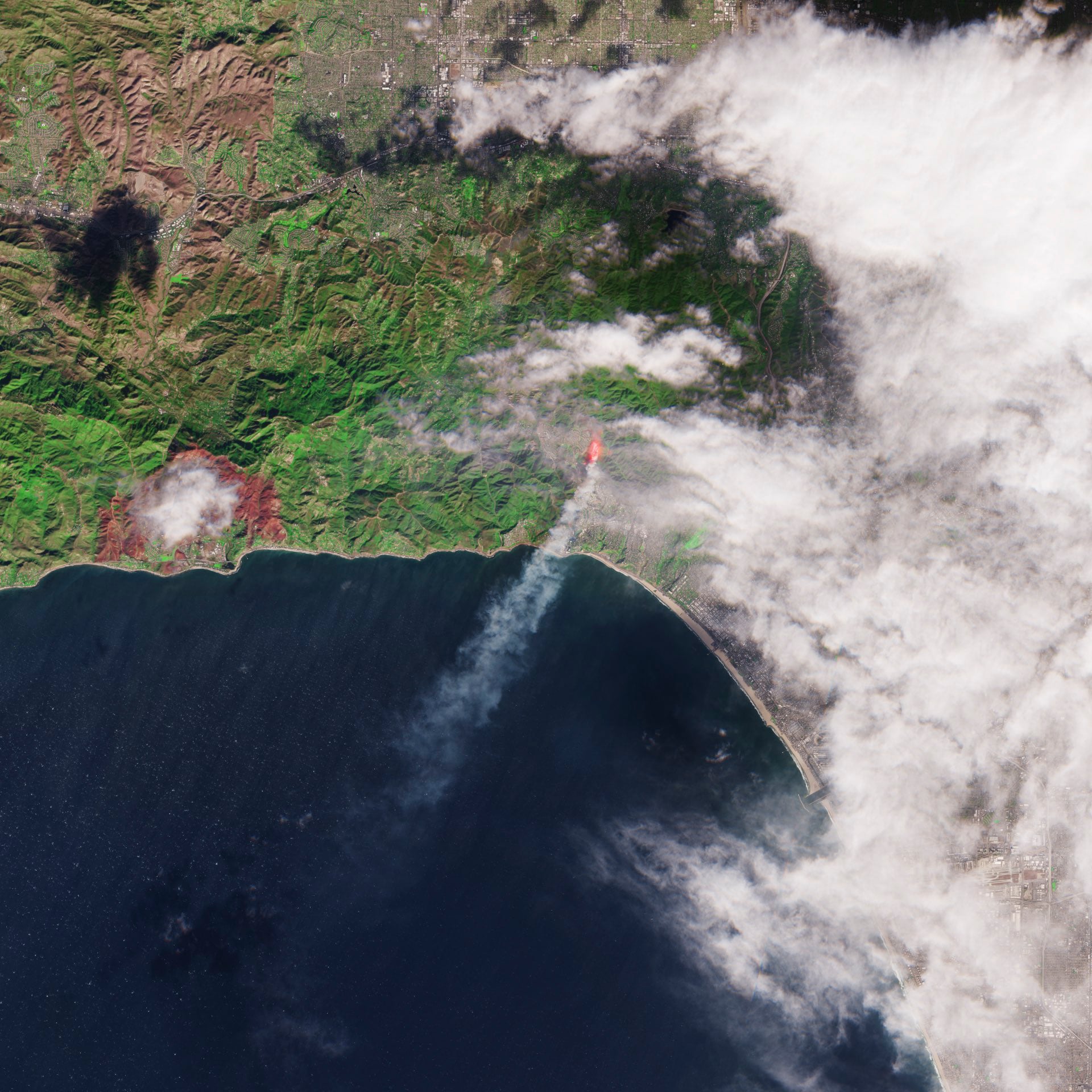 Imagen captada por la misión Sentinel-2 de Copernicus que muestra el humo que se elevaba del incendio cerca de Santa Mónica, California, Estados Unidos.