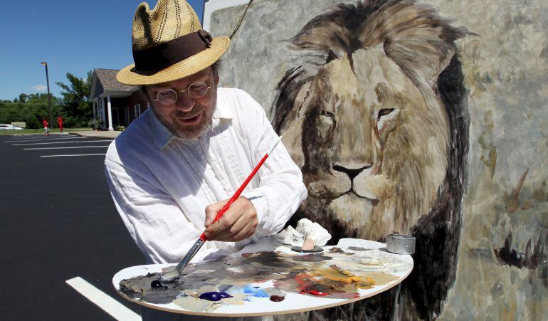 Mark Balma, un artista internacional en California, dibuja un mural del león Cecil.