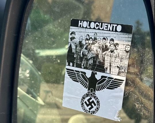 Una de las pegatinas nazis que han puesto en el coche de Mónica García