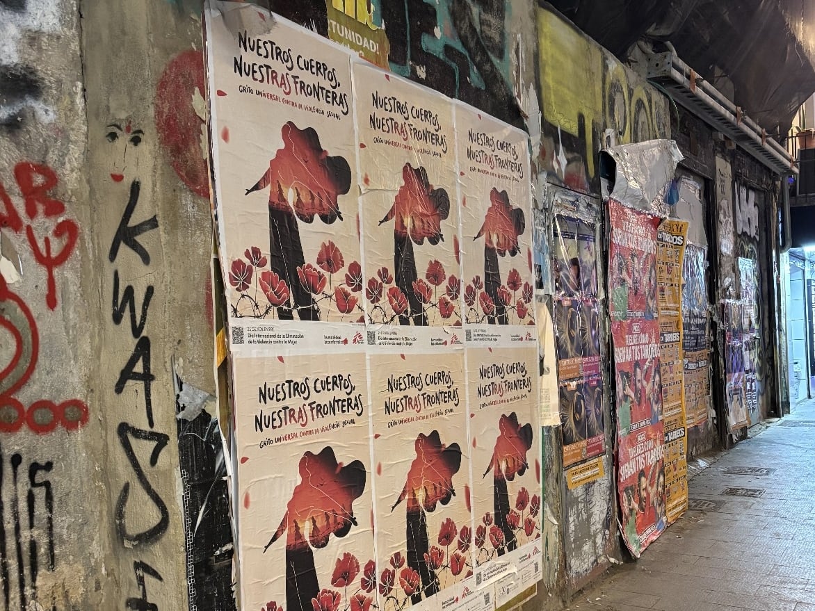 Carteles con el lema &quot;Nuestros cuerpos, nuestras fronteras&quot;, de la artista Marta Vidal Tamarit, en el barrio del Carmen de València.