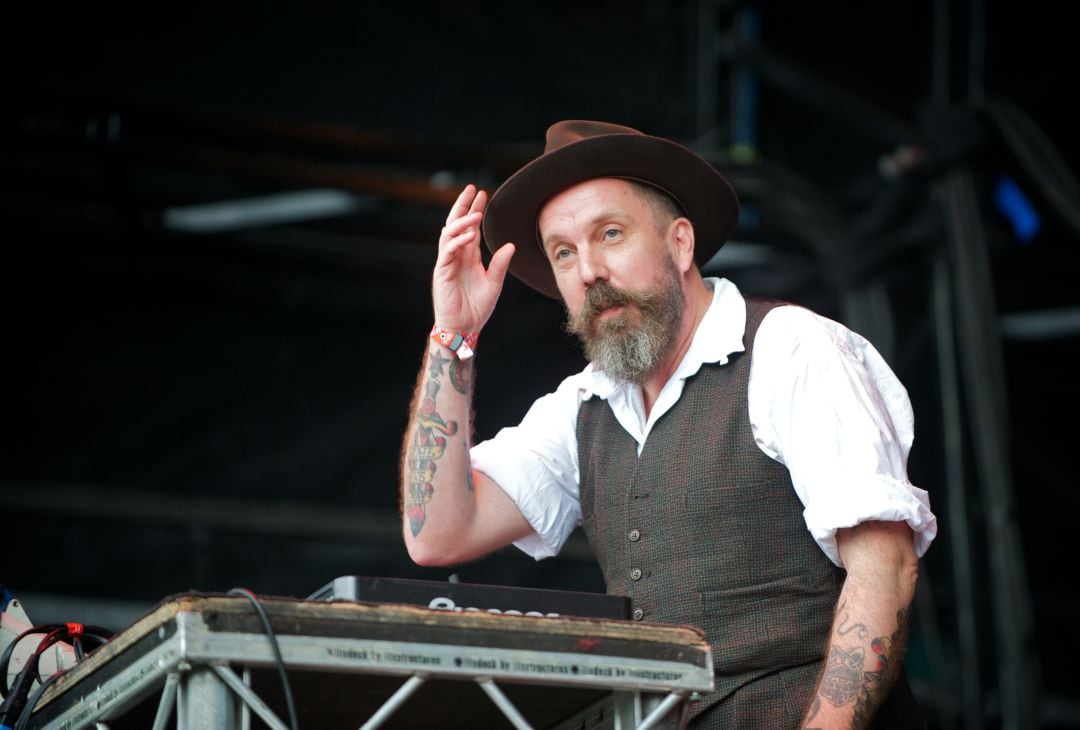 Andrew Weatherall durante su actuación en el The Apple Cart Festival de 2011