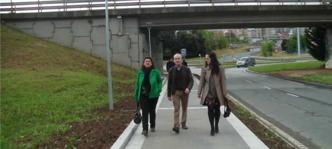 El alcalde, Alfonso García, con las concejalas Noelia Rodriguez y Amaya Rojas