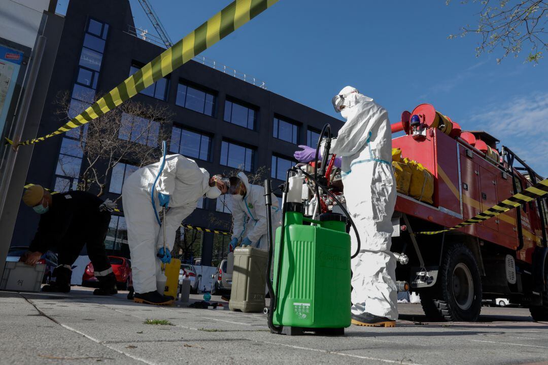 Agentes de la Unidad Militar de Emergencias desinfectan una residencia en Madrid al inicio de la crisis del coronavirus.
