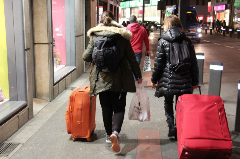 Dues turistes a l'avinguda Meritxell