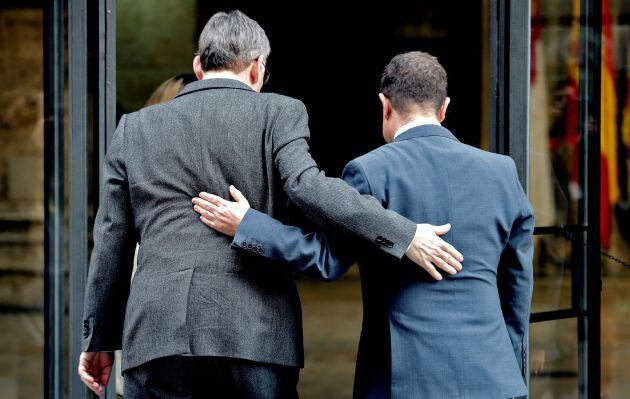 El president de la Generalitat, Ximo Puig, recibe al presidente de Castilla-La Mancha, Emiliano García-Page, a las puertas del Palau de la Generalitat donde mantienen una reunión para hablar sobre la necesidad de reformar urgentemente el sistema de financ