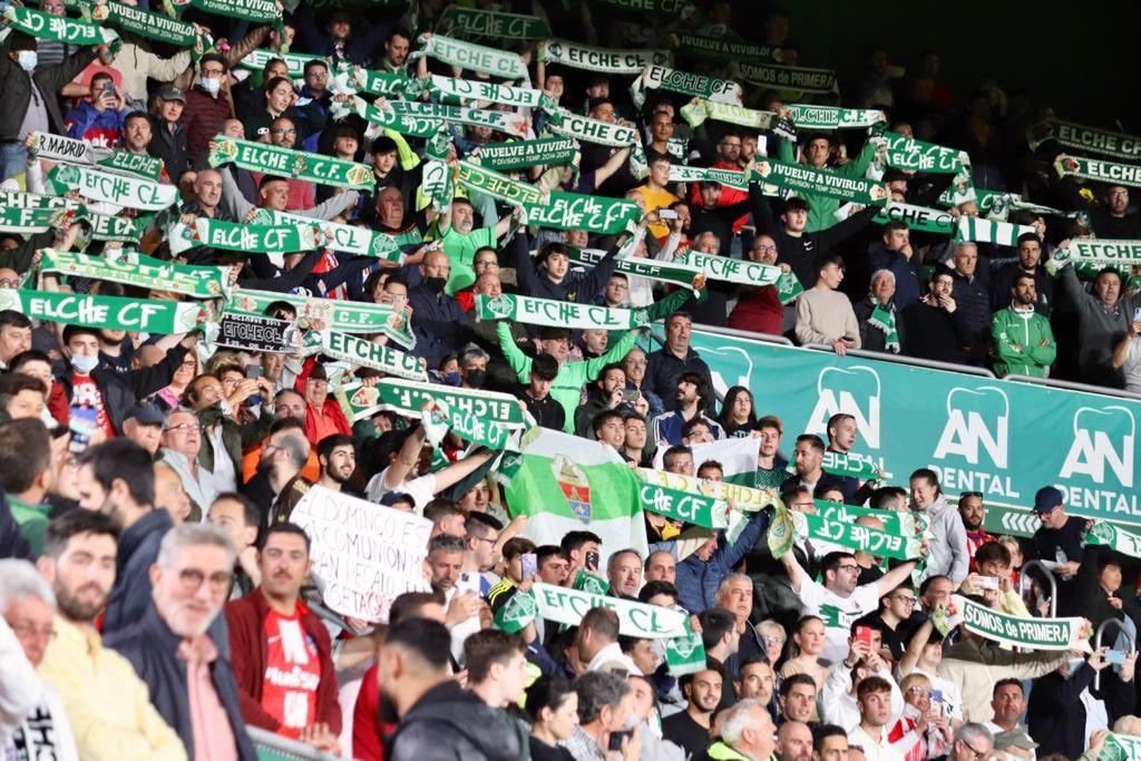 La afición del Elche festeja la permanencia