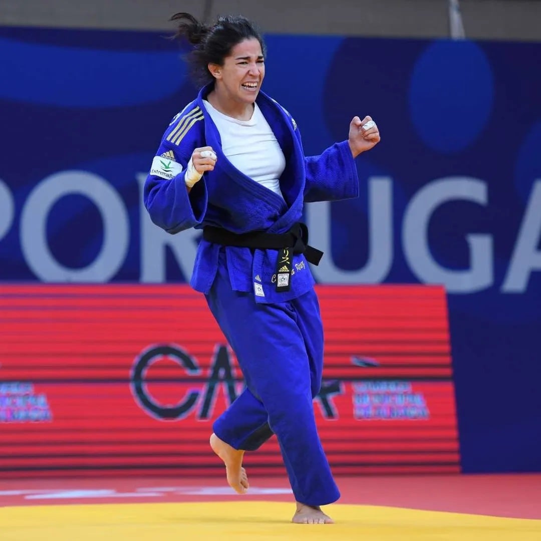 Cristina Cabaña celebra su bronce en el Grand Prix de Almada (Portugal).