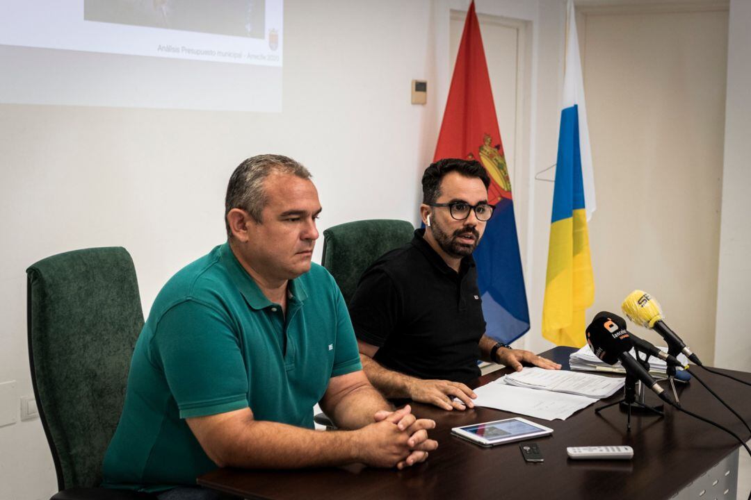 De izquierda a derecha: Jacobo Lemes y Echedey Eugenio, concejales de CC-PNC en el Ayuntamiento de Arrecife.