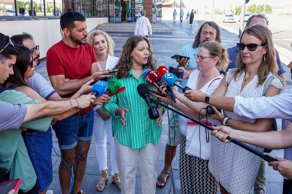 La presidenta del PP de León y vicesecretaria nacional de Sanidad y Educación, Ester Muñoz, analiza la situación del transporte ferroviario en la provincia junto a la diputada Silvia Franco                               