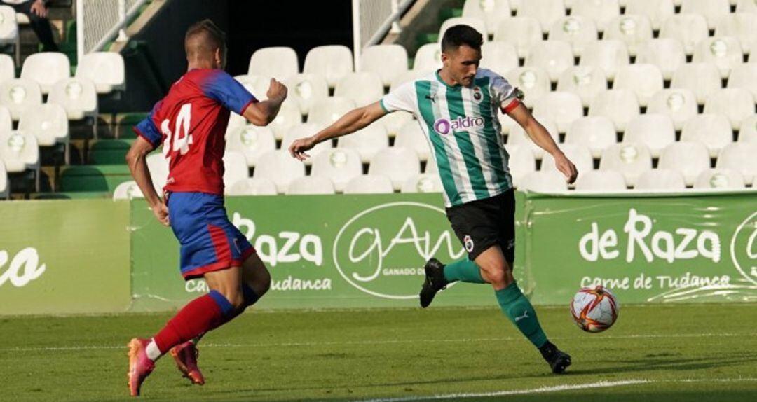 Isma López, con el brazalete, en el partido de pretemporada frente al Numancia
