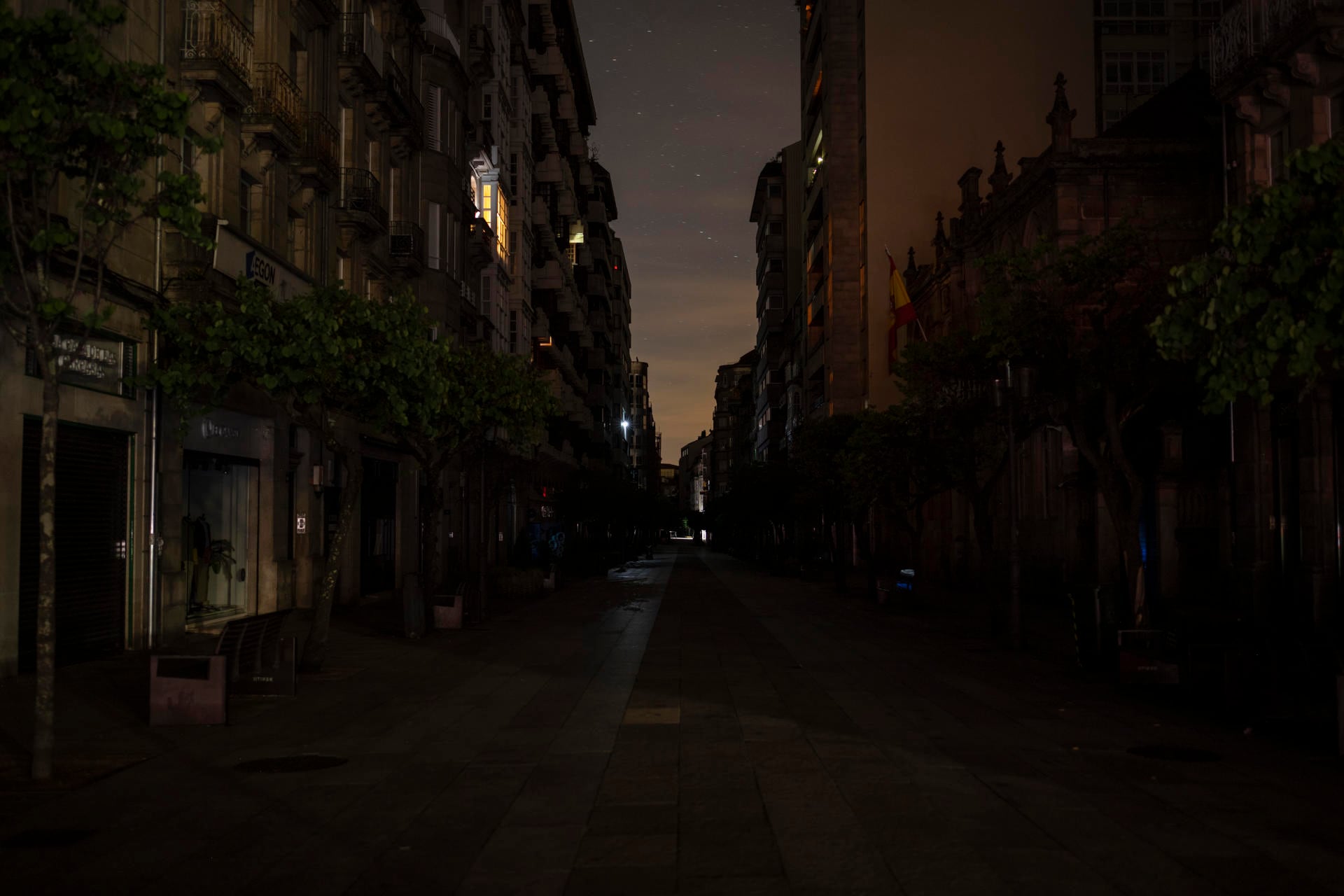 Vista de la calle del Paseo completamente a oscuras anoche durante el apagón eléctrico en Ourense.