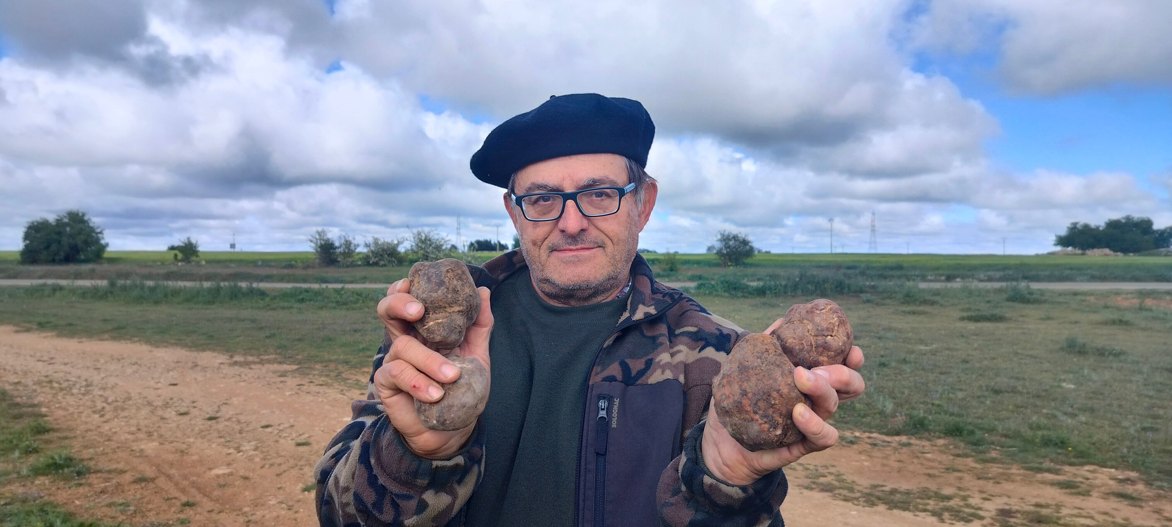 El director de la Cátedral de Micología de la UVa en el campus de Palencia, José Andrés Oria de Rueda, con unos ejemplares de turmas o trufas del desierto