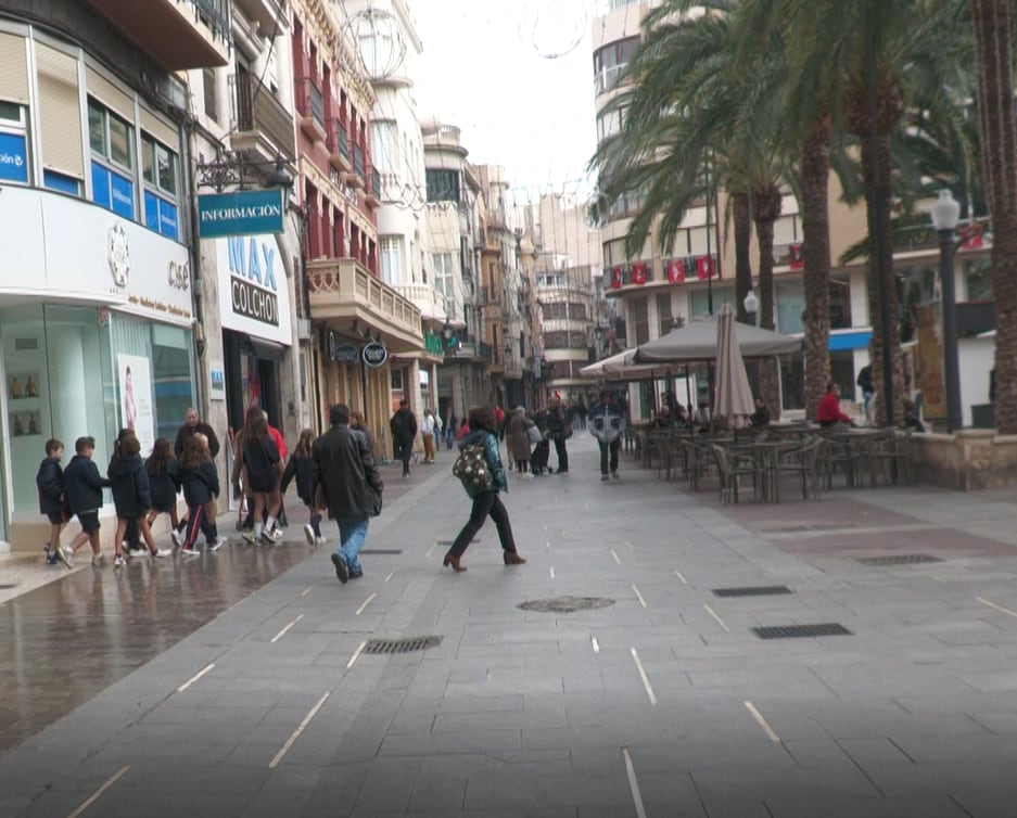 Gente por la calle en Elche