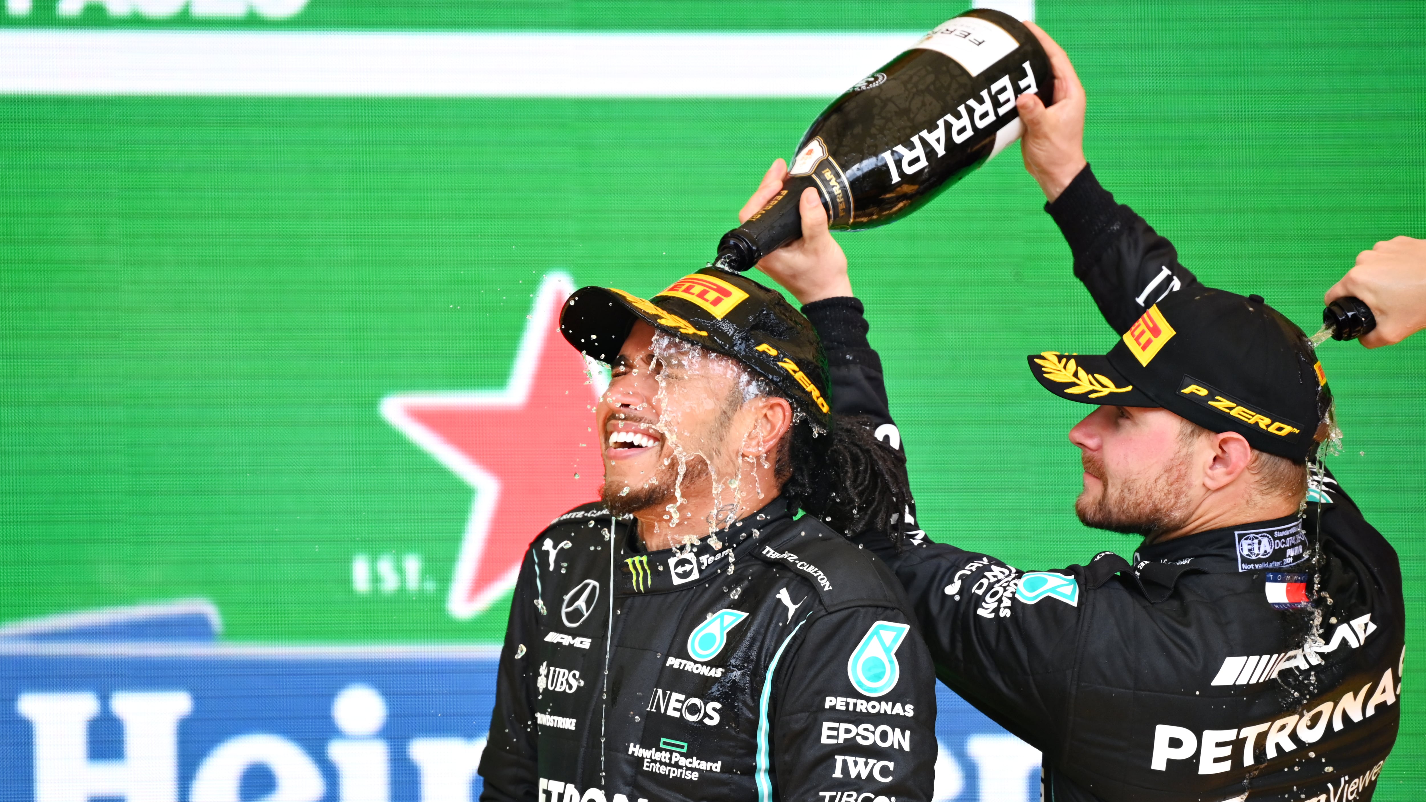 Valtteri Bottas, junto a Lewis Hamilton, en el Gran Premio de Brasil