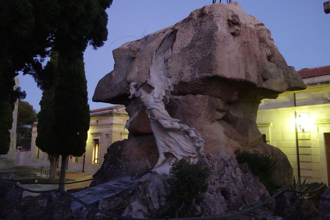 Uno de los monumentos funerarios del Cementerio Municipal San Antonio Abad de Alcoy