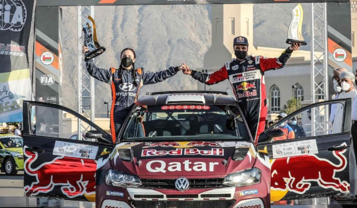 Alba Sánchez y Al-Attiyah, tras su triunfo en el Rally de Omán