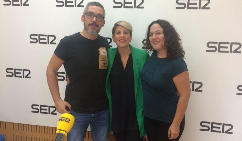 La consejera y portavoz del Gobierno, Noelia Arroyo, junto a Paco y Maica Sánchez, al término de su entrevista en Radio Murcia