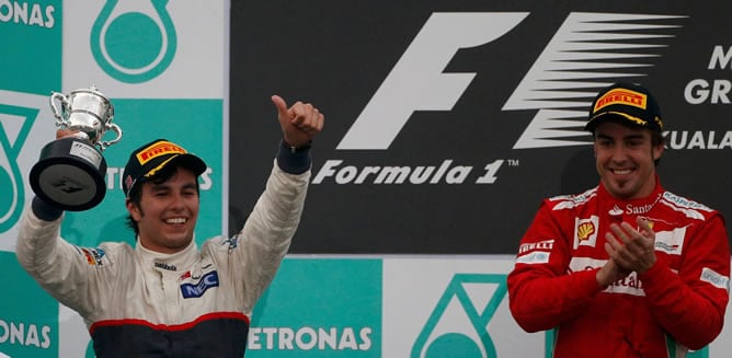 El piloto mexicano Sergio Pérez celebra el segundo puesto en el GP de Malasia