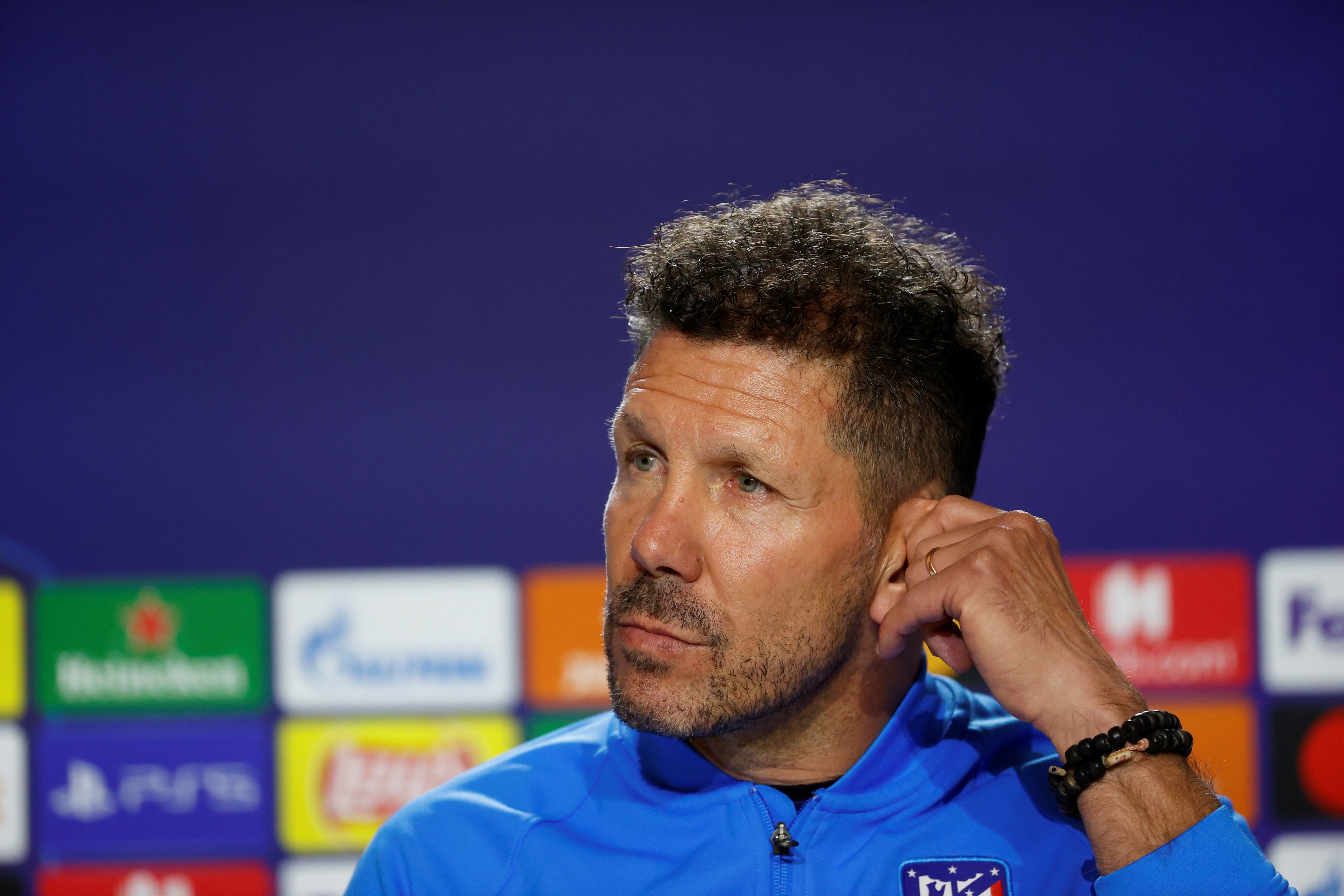 MADRID, 22/02/2022.- El entrenador argentino del Atlético de Madrid, Diego Simeone, ofrece una rueda de prensa tras un entrenamiento este martes en el estadio Wanda Metropolitano de Madrid, donde mañana el conjunto rojiblanco se enfrenta al Manchester United en Liga de Campeones. EFE / Javier Lizón
